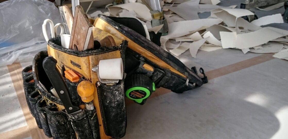 壁紙 コンクリート壁にクロスって貼れるの どうなの 化粧フィルムで世界を救え ダイノックワークス